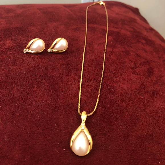 Avon Gold Faux Pearl Necklace & Matching Earrings - Picture 5 of 5
